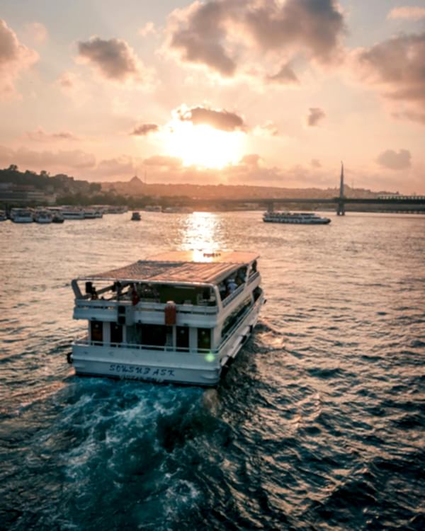 Bakı'da Öğleden Sonra Tekne'de Boğaz Turu